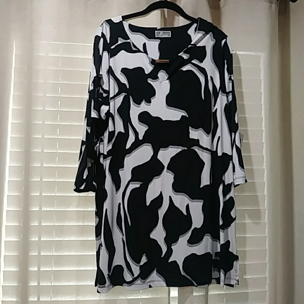 Super cute Tunic with peek a boo sleeves